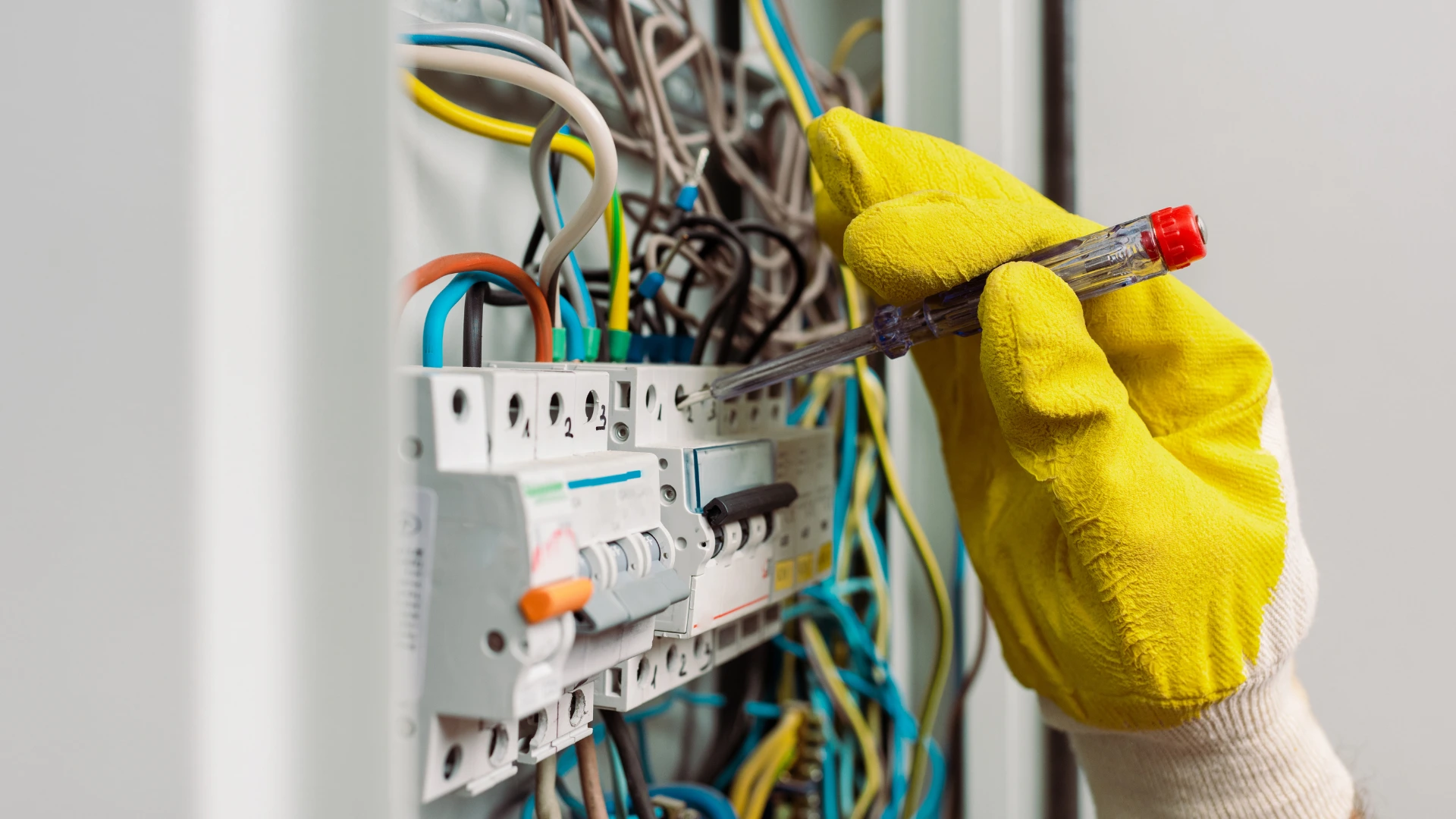 Arbeiten an einer elektrischen Verteilung – Elektroinstallation von AET Marjalke
