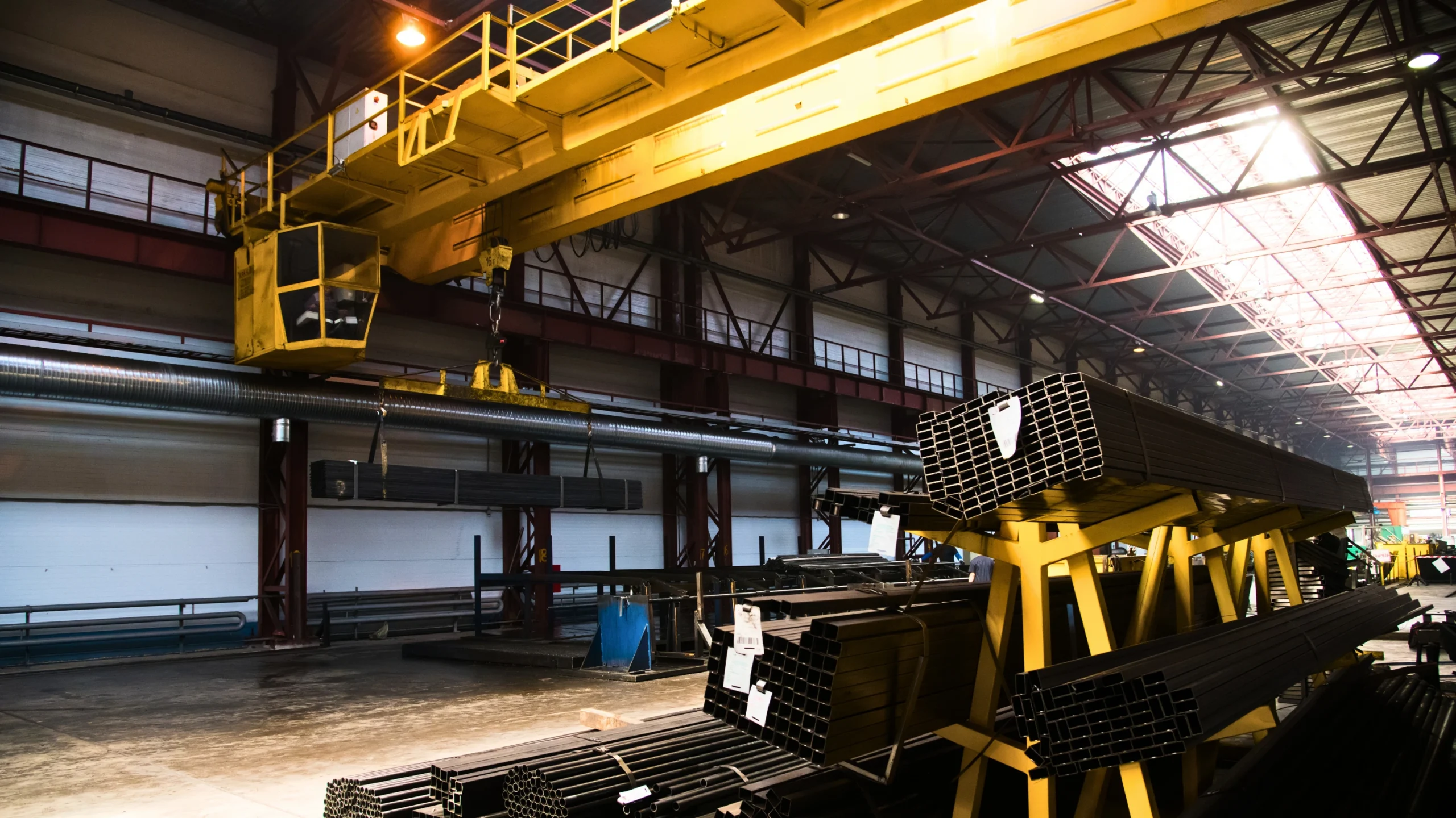Brückenkran in einer Industriehalle – Kranservice von AET Marjalke