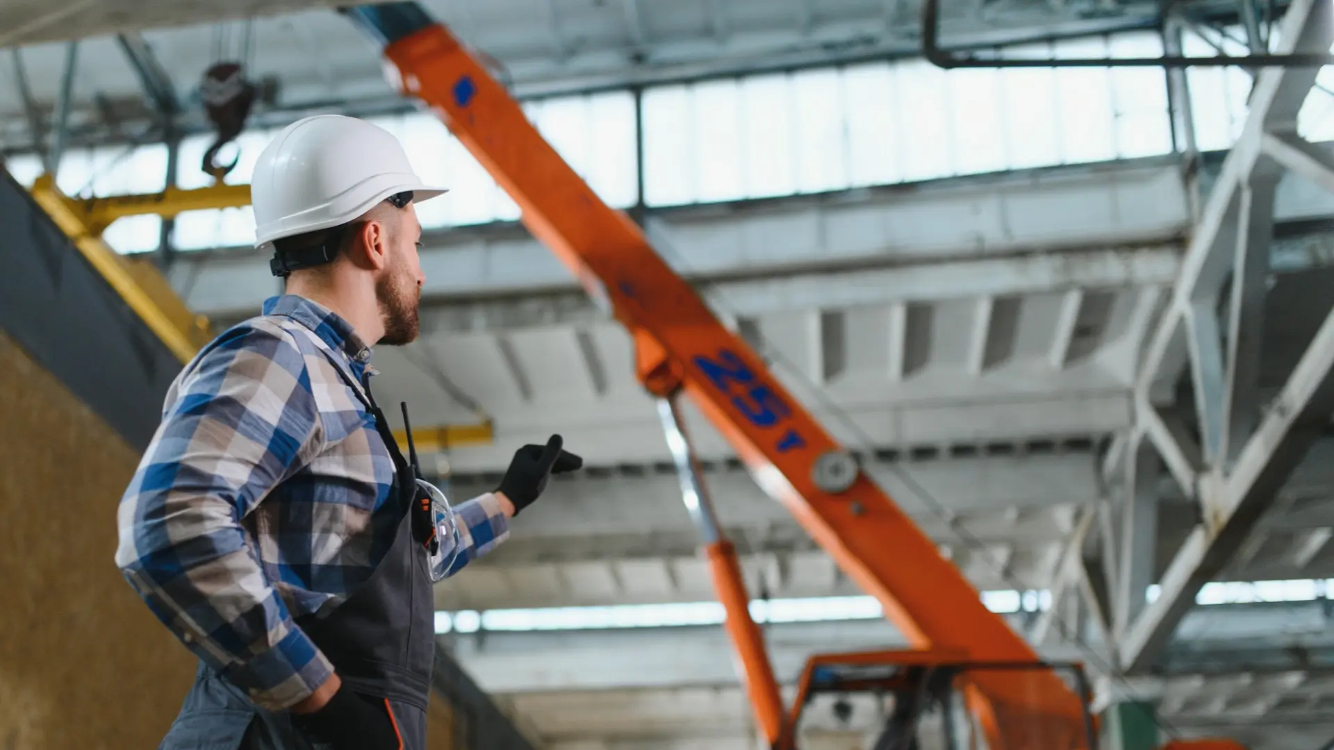 Elektrotechniker bei Arbeiten in einer Industriehalle – Anlagenservice von AET Marjalke