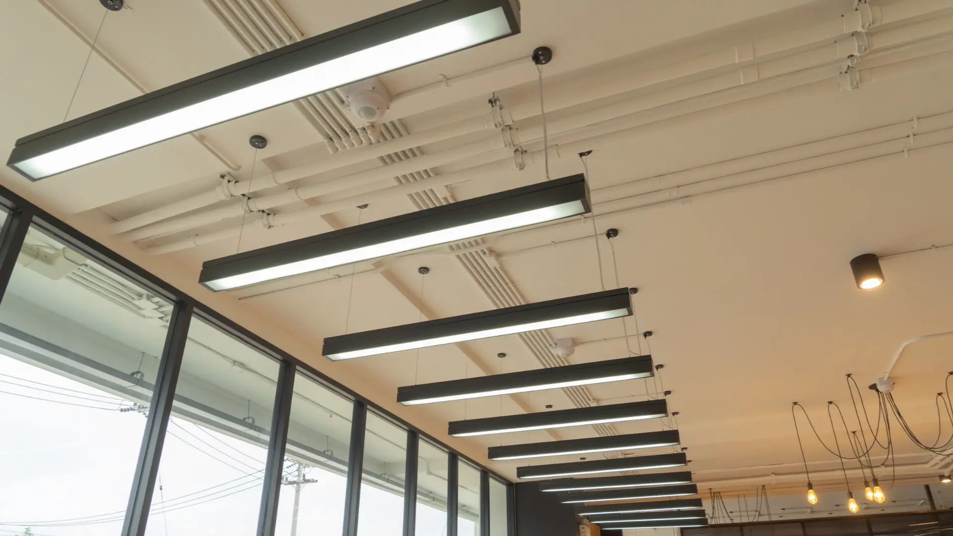 LED-Beleuchtung in einem Gewerbegebäude – Beleuchtungstechnik von AET Marjalke