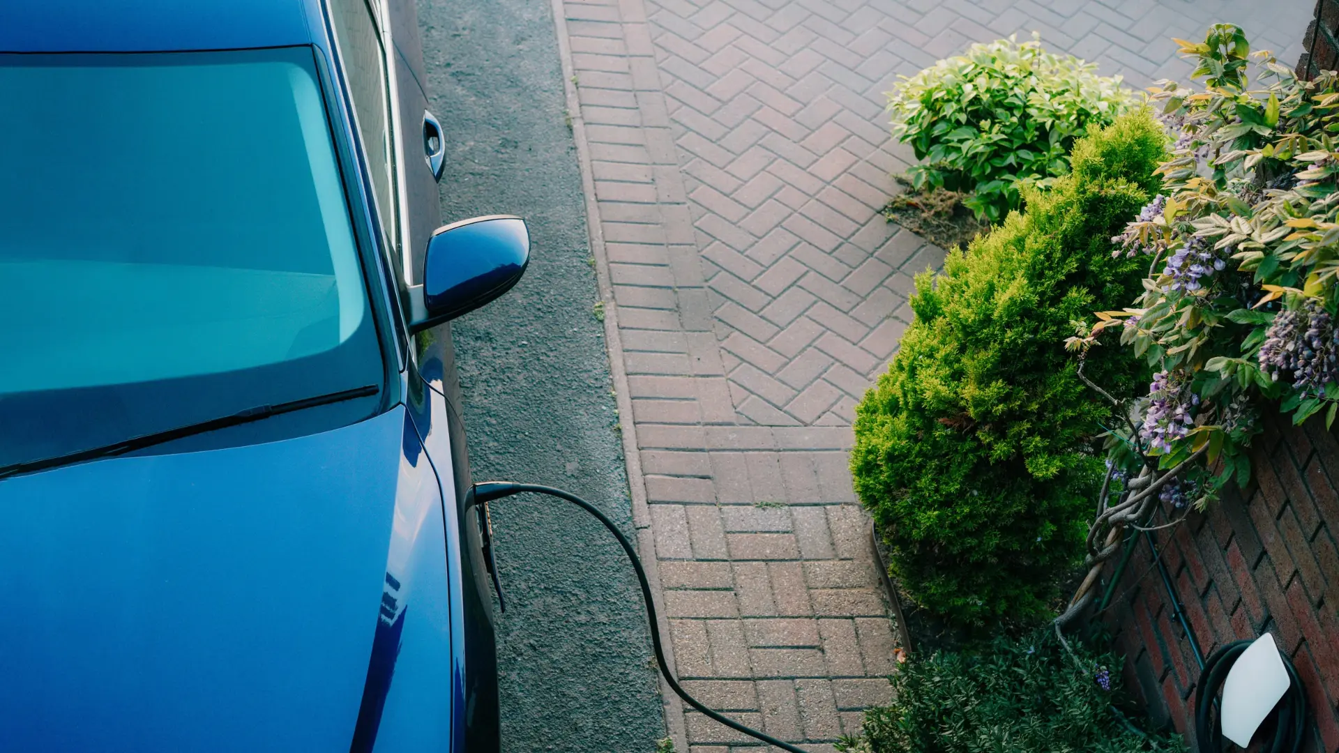 Elektroauto an einer Wallbox – Ladeinfrastruktur von AET Marjalke